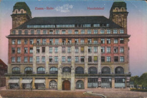 Frontalblick auf den Handelshof in Essen um 1925, colorierte Postkartenansicht