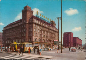 Handelshof in Essen 1970 farbige Fotographie. Postkarte zeigt Blick auf den Handelshof, im Vordergrund Menschen, die über einen Zebrastreifen gehen, einen Bus und ein Blick auf das Haus der Technik