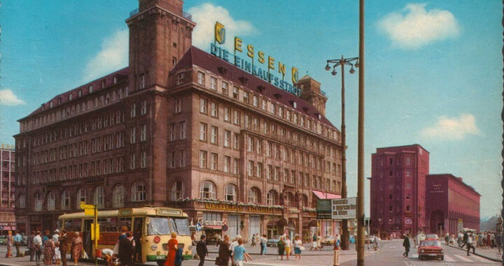 Handelshof in Essen 1970 farbige Fotographie. Postkarte zeigt Blick auf den Handelshof, im Vordergrund Menschen, die über einen Zebrastreifen gehen, einen Bus und ein Blick auf das Haus der Technik