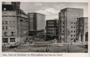 Handelshof in Essen Partie mit Allianzhaus & Haus der Technik, schwarz weiß Aufnahme mit Bus und Fahrzeugen im Vordergrund