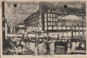 Ansichtskarte als Radierung in schwarz-weiß vom Handelshof in Essen um 1932. Fahrzeuge im Vordergrund, ein Schutzmann, der den Verkehr regelt, es scheint zu Regnen an diesem Abend. Straßenbahn mit eingeschalteter Beleuchtung.